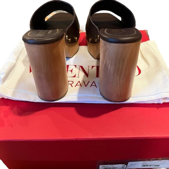 VALENTINO V Logo Chain Open Toe Platform Mules Brown Leather Wooden Heel 8.5 NEW - Picture 9 of 15